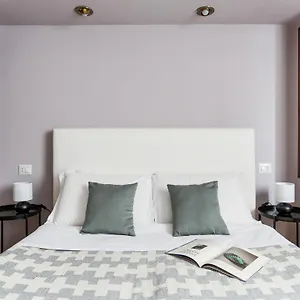 The Rent - Spacious One-bedroom In Moscova District Appartement